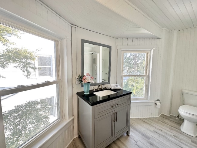 Building Photo - 957 Vine St Rental