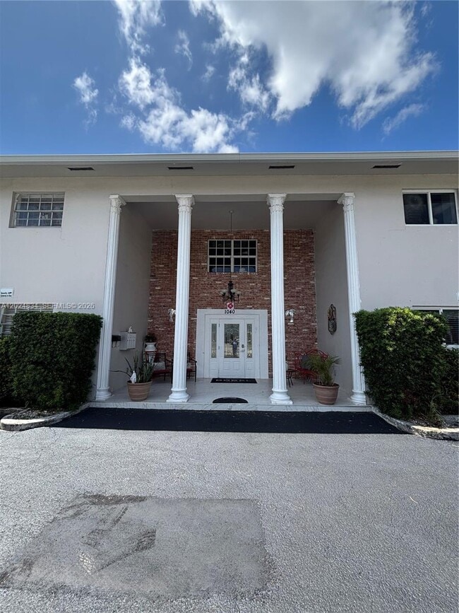 Building Photo - 1040 Crystal Lake Dr Unit 2