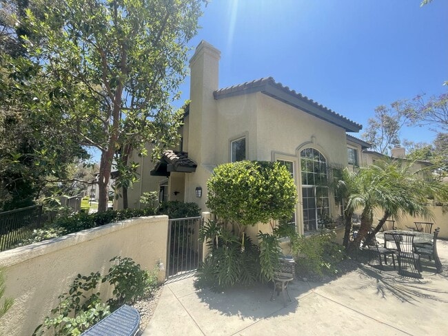 Building Photo - Gorgeous Highly Upgraded Corner End Unit i...