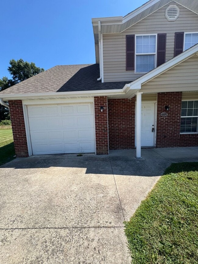 Building Photo - 2681-2683 E Oakbrook Dr Unit 2683 E Oakbrook Dr