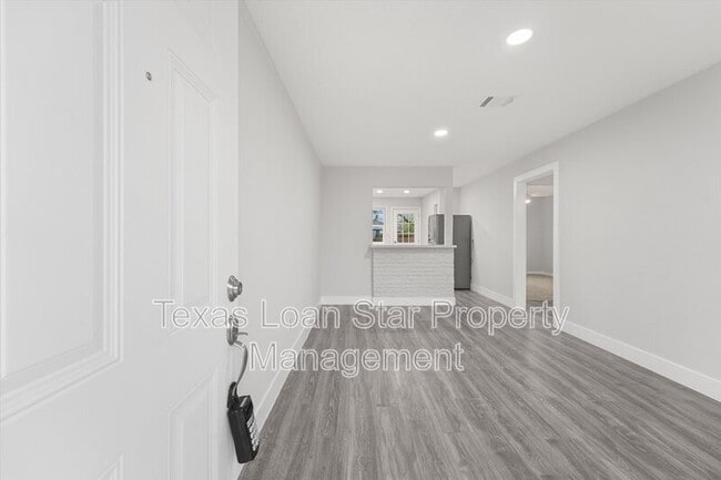 Photo - 4630 Clover St