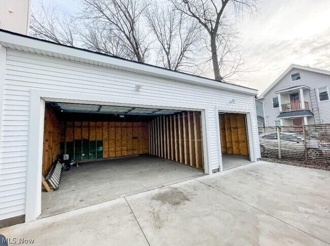 2476 Thurman Ave
