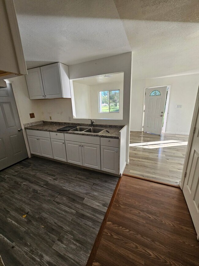 Photo - Parlk like setting Lower Lake Casa