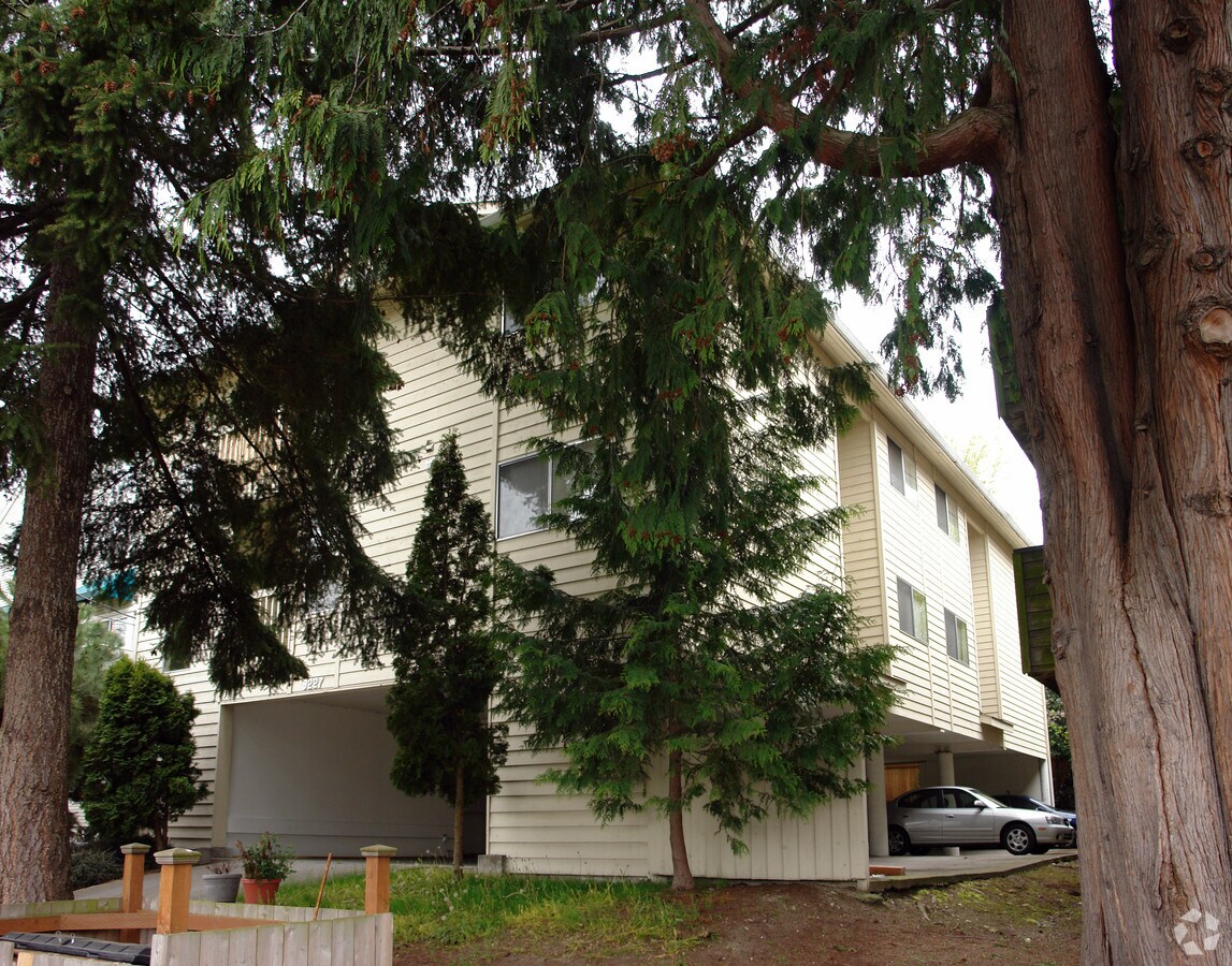 Photo - 9227 Interlake Ave