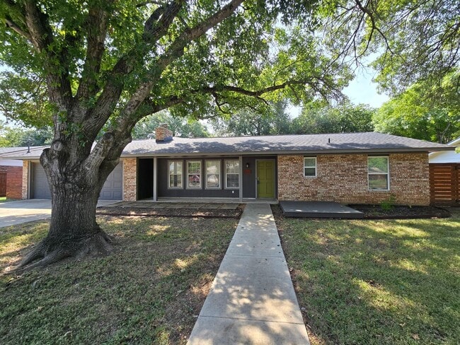 Photo - 1.5 Miles to Gruene / Fridge, Washer & Dryer Included / 2 Living Areas / Tons of Space / No Carpe...