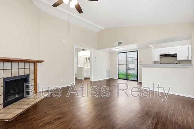 3048 Navarro Ln