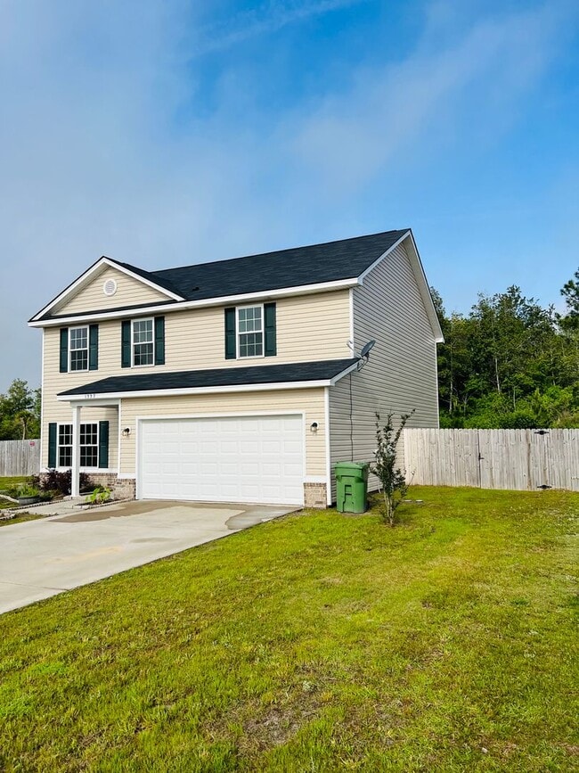Photo - Pet Friendly 2 Story 4 bed 2 1/2 Bath home.