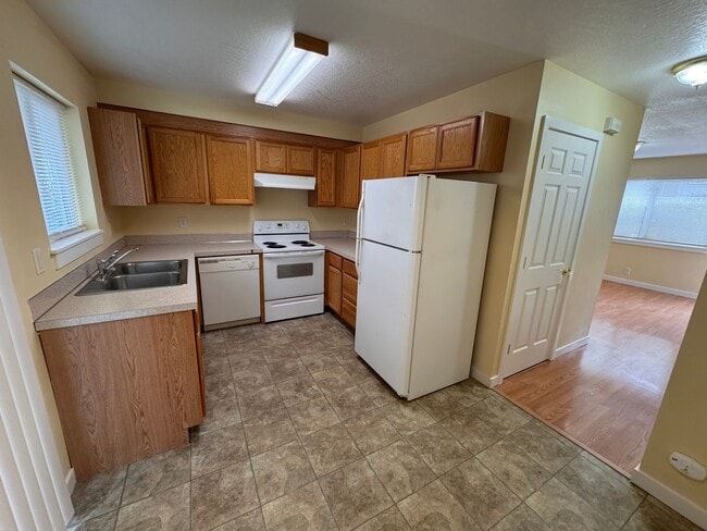 Building Photo - Blocks from UO! 2 large bedrooms 1.5 bath ... Unit #2 Rental