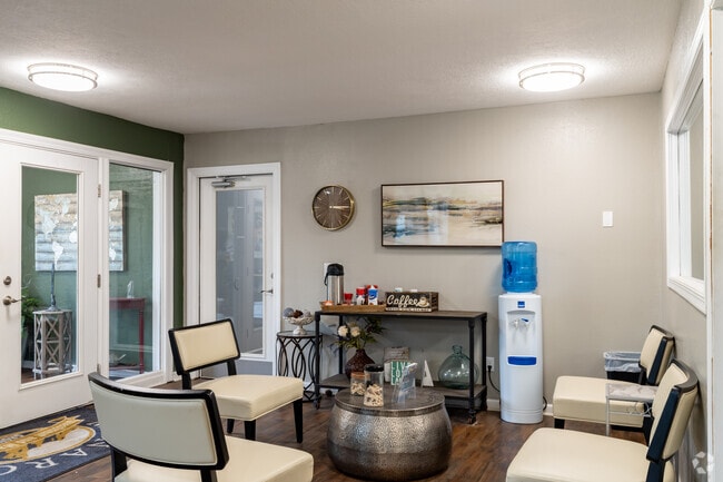 Leasing Office & Loung