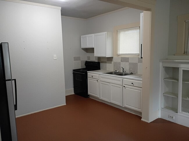 Kitchenette/Dining - 1210 Kayton Ave Unit 1