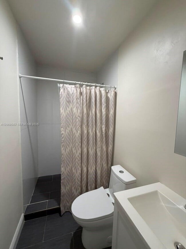 Photo - 1725 SW 32nd St Unidad 0