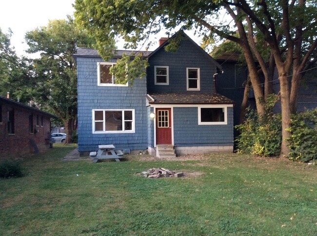 Photo - 4 bedroom 1 1/2 bath single family house with yard.