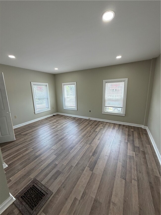 Photo - 470 W 1st St