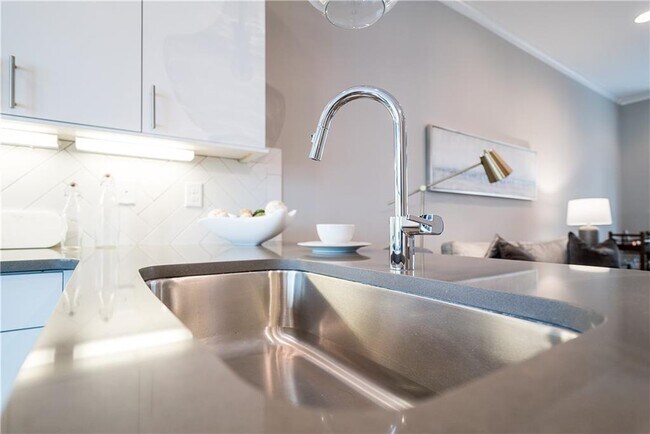 Photo - 603 Broadview Pl NE