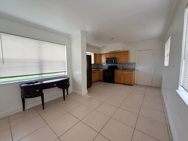 2438 Thomas St Unit 3