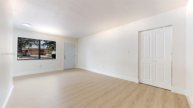 Photo - 1676 W 42nd St Unidad 1676