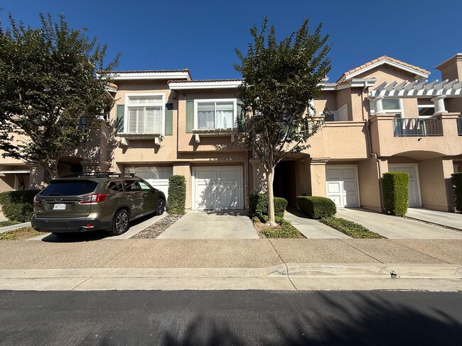 Building Photo - Beautiful 2 Bed, 2.5 Bath Townhome in Desi...