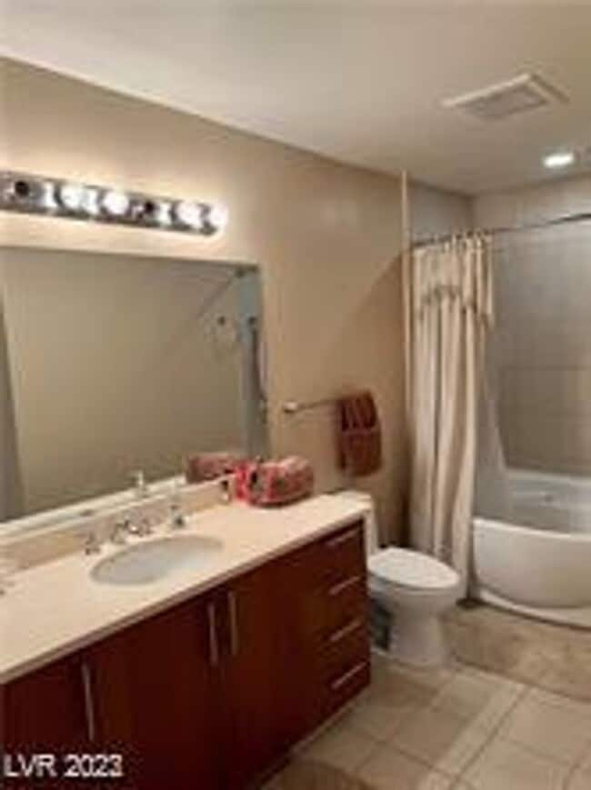 Photo - Allure Stunner!