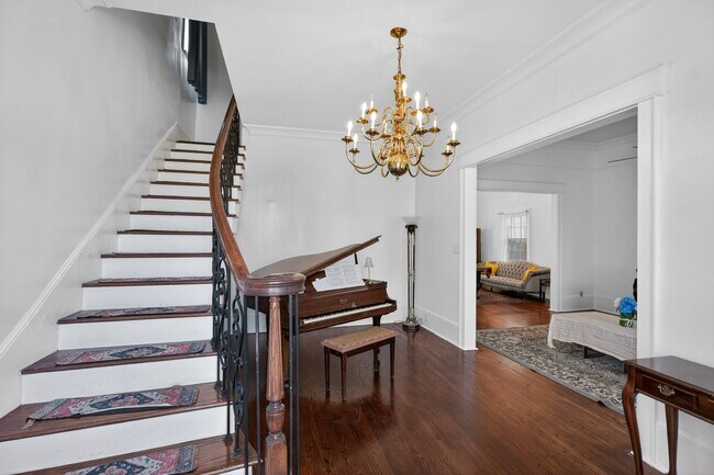 Photo - 1030 Burgundy St