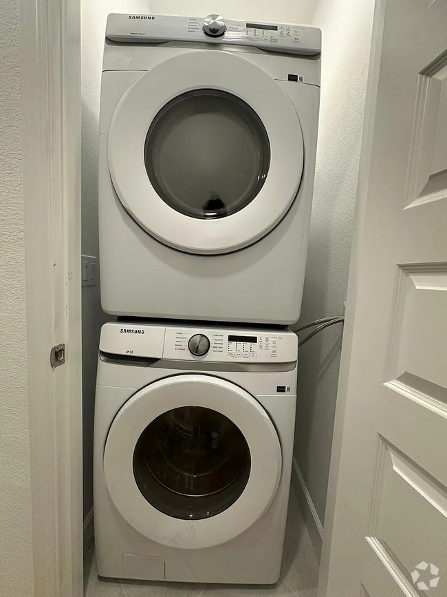 Building Photo - Next-Gen Unit(1 bedroom/ 1 bathroom) in Br... Rental