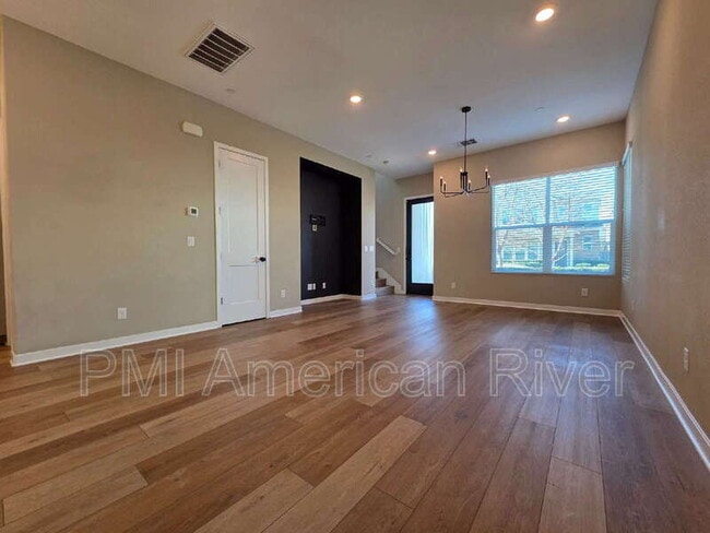 Photo - 133 Fischbacher St