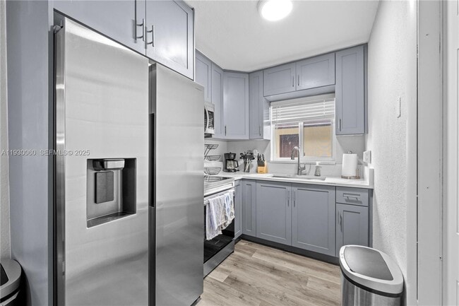 Building Photo - 1208 NE 5th Ave Unit 3