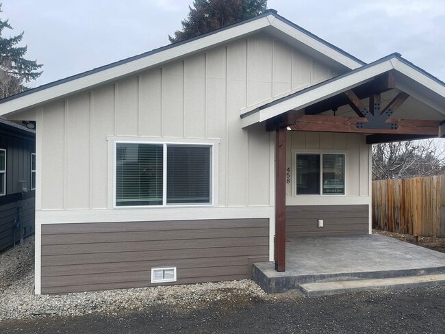 Building Photo - Brand new 2 bed/2 bath, central a/c, dishwasher, washer & dryer, deck & patio!