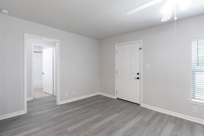 Photo - 1445 Hillview Ave