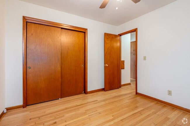 2BR, 1BA - 750SF - Bedroom