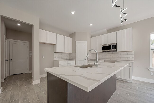 Photo - 8128 Chateau St