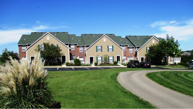 Beautiful grounds on golf course - Wexford on the Green Apartments