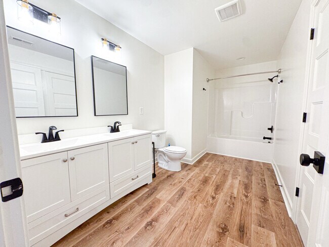 Photo - 134 N Clarendon Dr