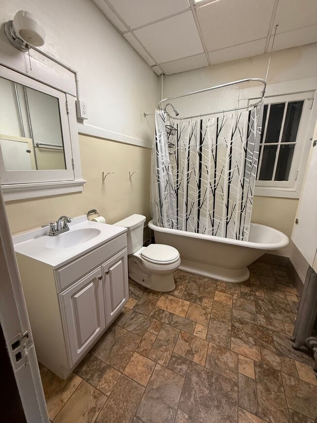 Virginia Apartments - Virginia Apartments Unit 202