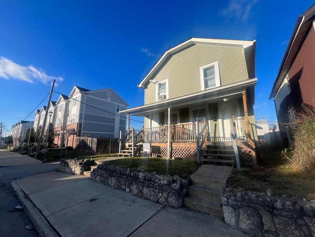 Building Photo - 808-810 Reinhard Ave Unit 810