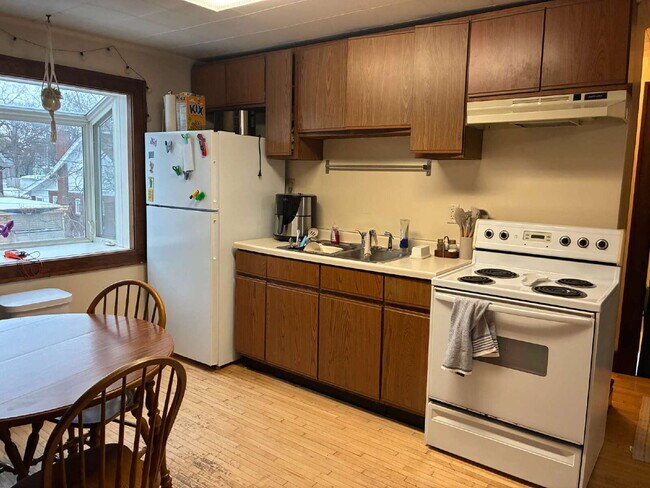Nice 3 Bed 1 bath close to Water St. and UWEC! Available June 1st