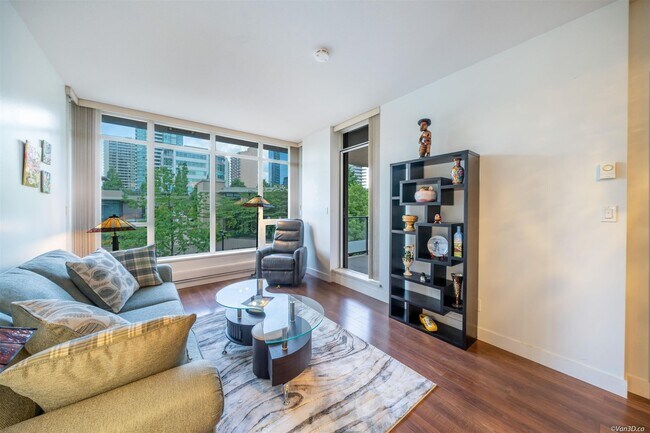 Photo - 2077 Rosser Ave