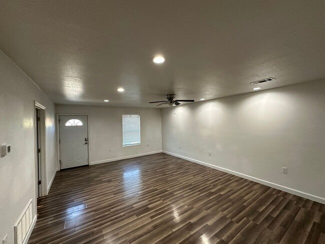 Building Photo - 3 Bed 3 Bath Townhouse