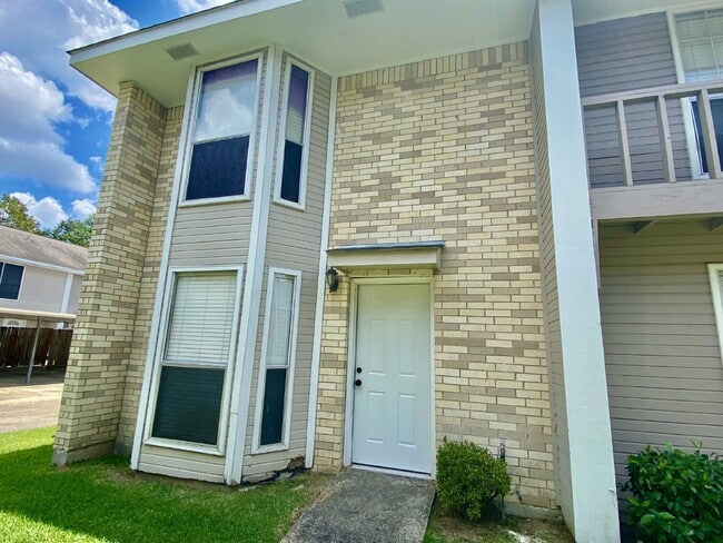 Building Photo - 2BR/2.5BA Townhome in Gated Community for Lease! Unit Apt D