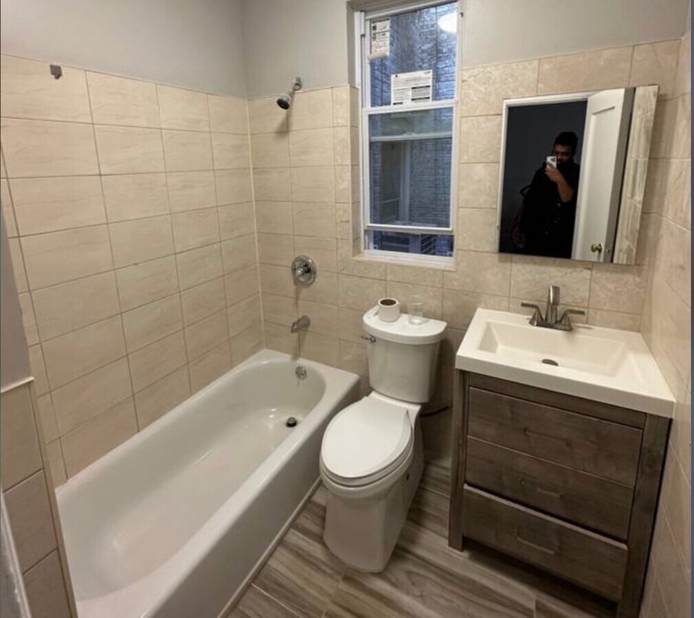 Photo - 22-17 Steinway St