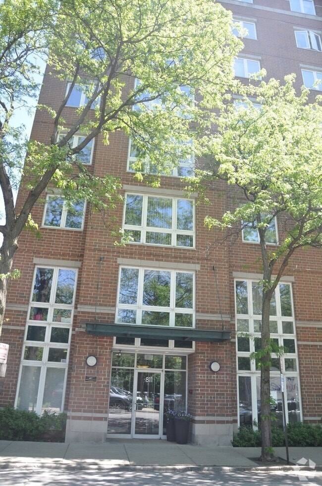 Building Photo - 811 Chicago Ave Unit 703 Rental