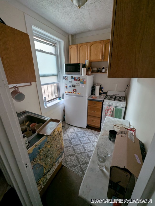 Building Photo - 364 Riverway