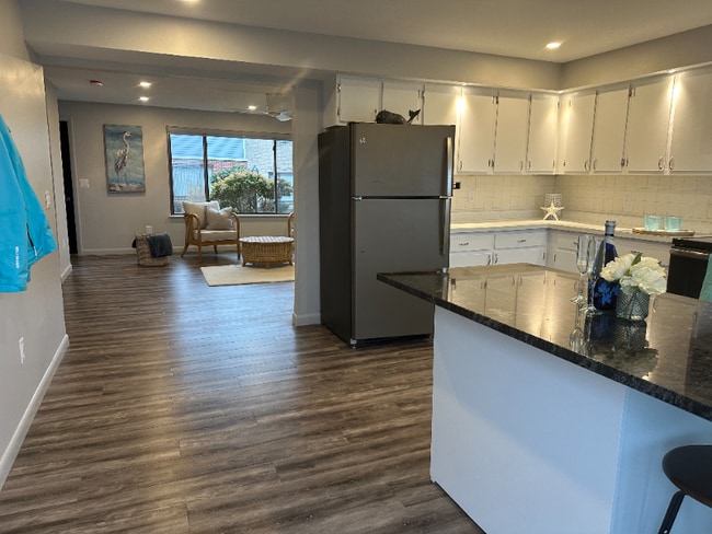 Photo - 275 North End Blvd