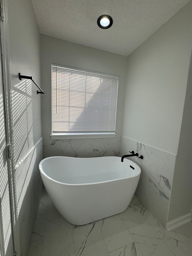 Photo - 3bed/2bath+Garage GSO!!