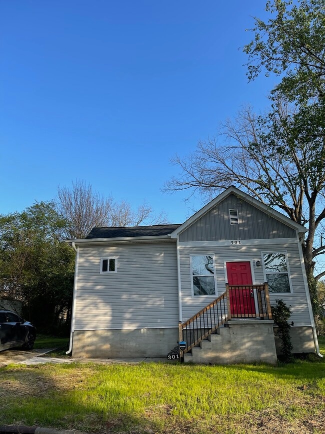 Building Photo - 301 S Cloudman St