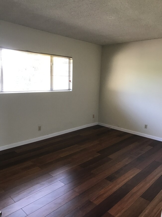 Photo - SPACIOUS Upper 2 bedroom unit, Bellflower ... Unidad 00010215