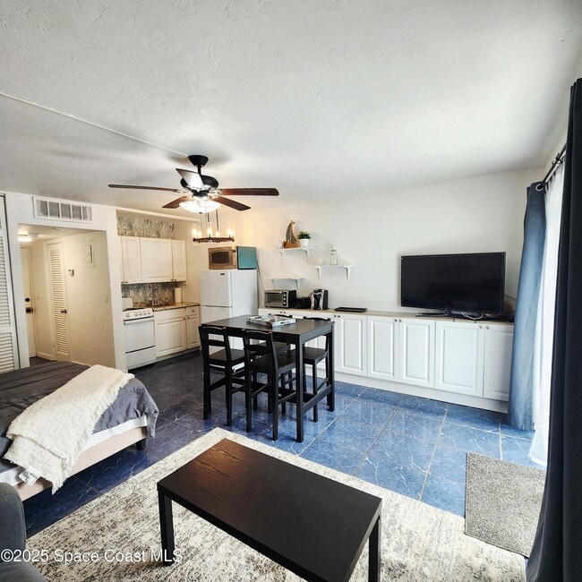 Building Photo - 221 Columbia Dr Unit 124