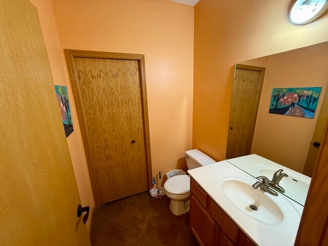 Photo - 483 Hickory Ln N