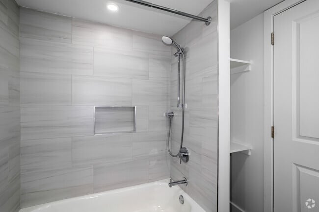 2 habitaciones, 1 baño - 800 pies cuadrados - LUJO - Baño - Plymouth Flats