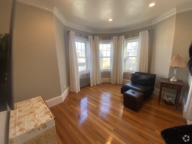 Building Photo - 11 Beech St Unit 2 Rental