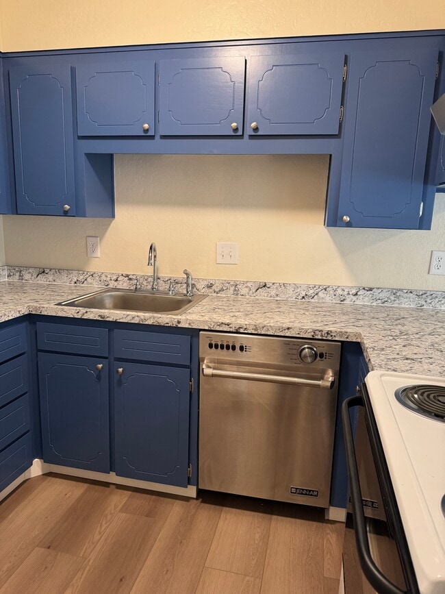 Kitchen - 141 47th Ave SE Unit 141 47th Ave Se